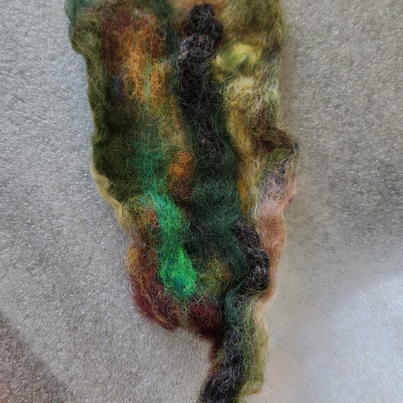 Hand felted 3D leaves, flexible, made with high quality wool, aprox. 6 inch. - Picture 2 of 5